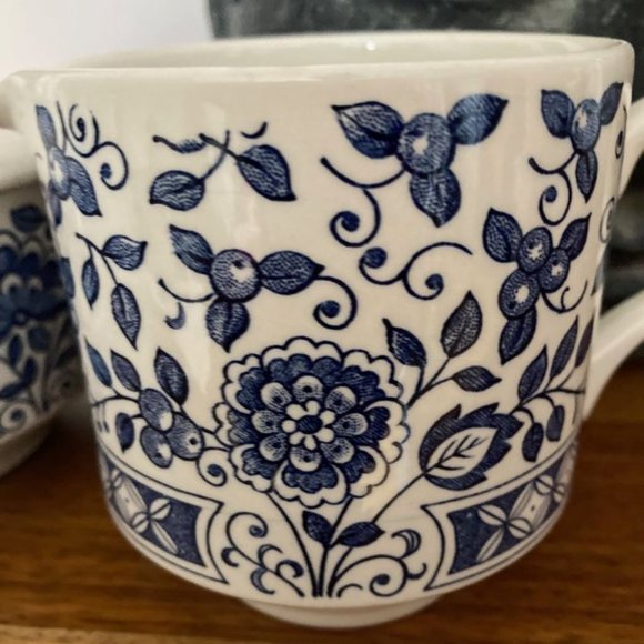 Vintage Broadhurst England Blue and White Sugar bowl and Creamer - Picture 4 of 4